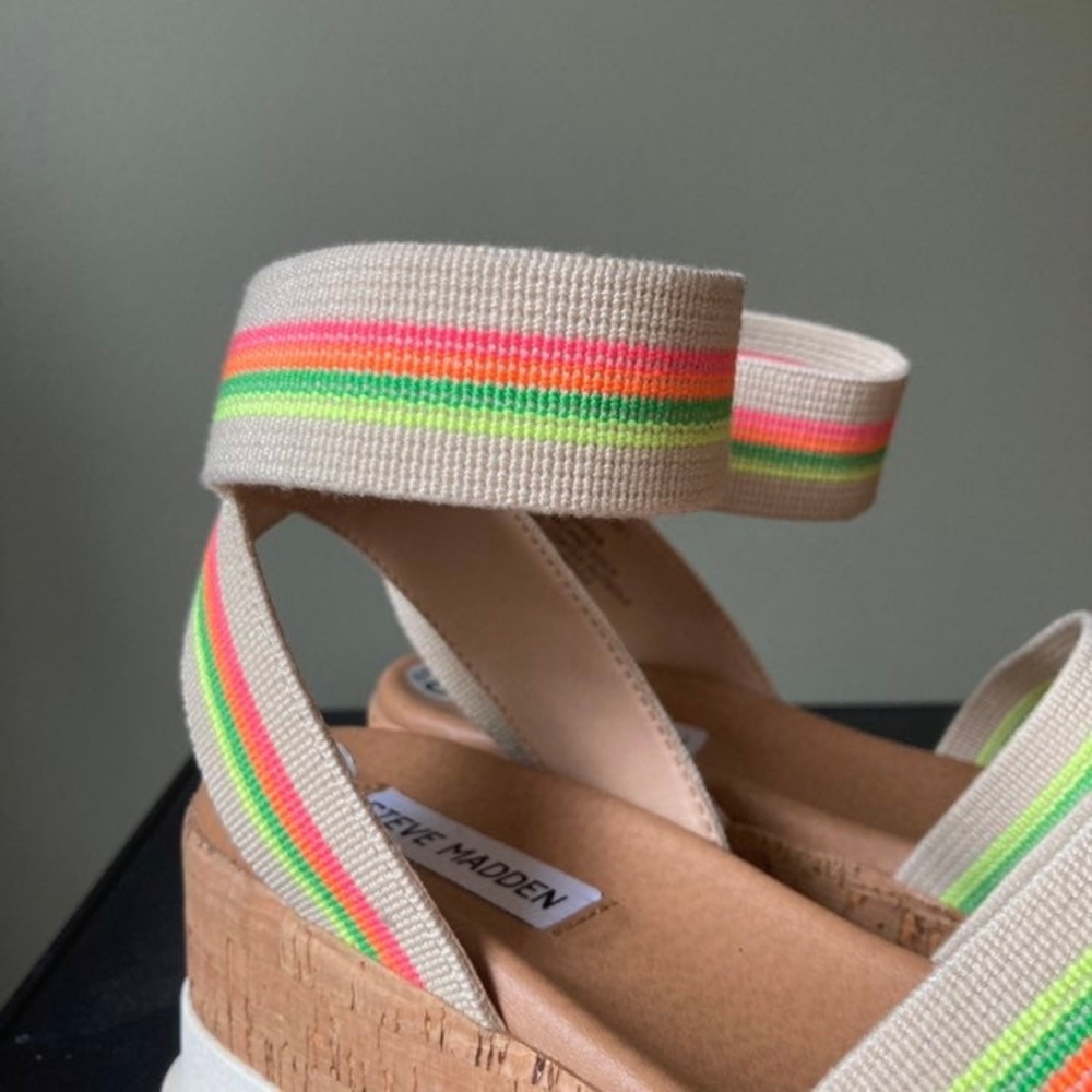 Steve Madden | Bandi Platform Ripple Sole Wedge Sandal in Bright Multicolor - Picture 3 of 9